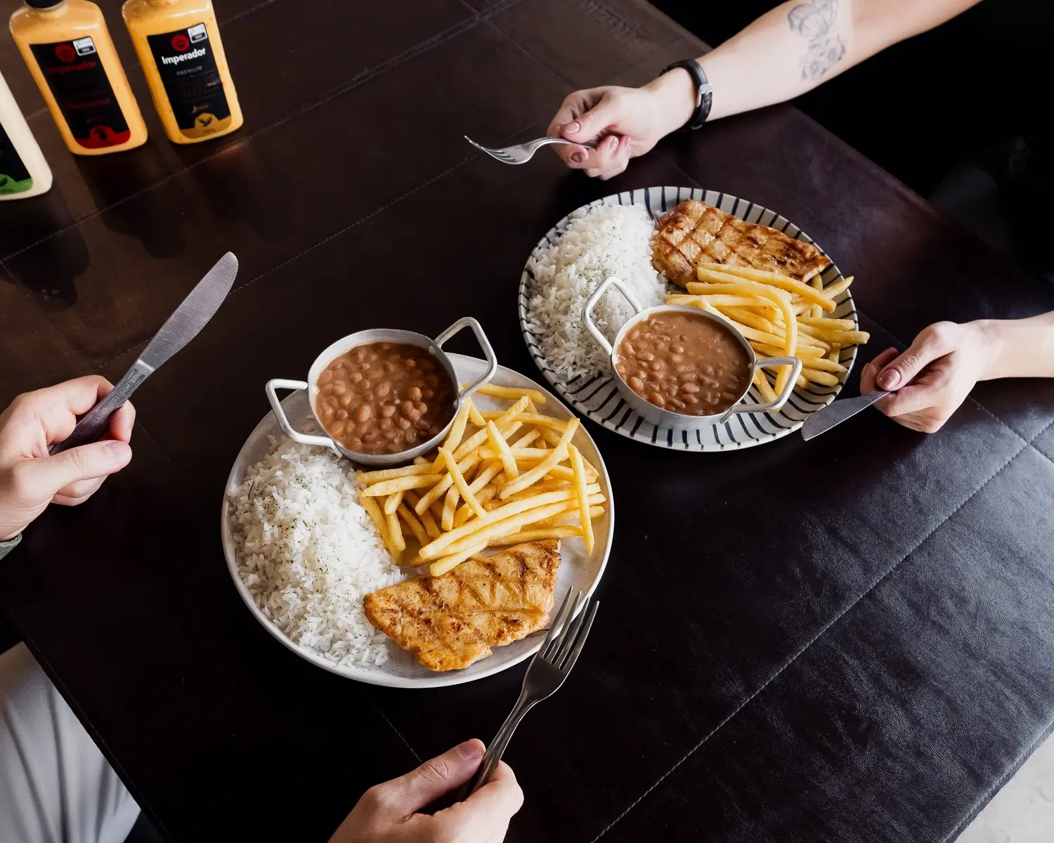 30 restaurantes têm pratos em dobro e descontos em Goiânia; veja como aproveitar
