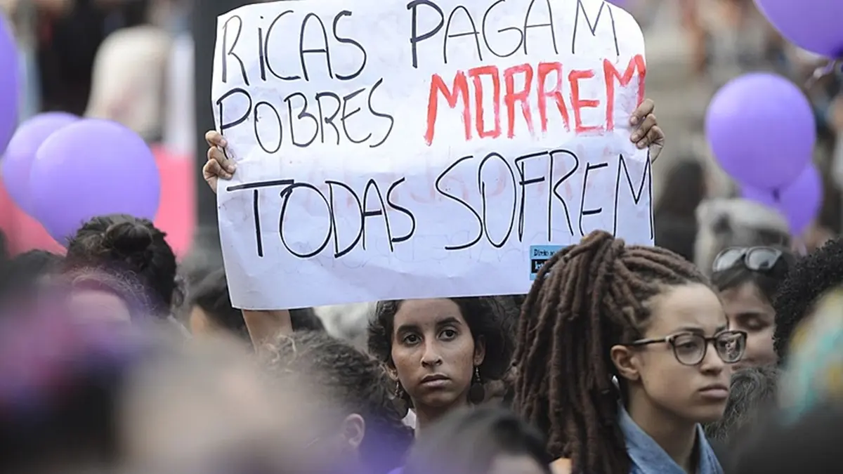 64% apoiam aborto legal para meninas de até 14 anos vítimas de estupro, diz pesquisa