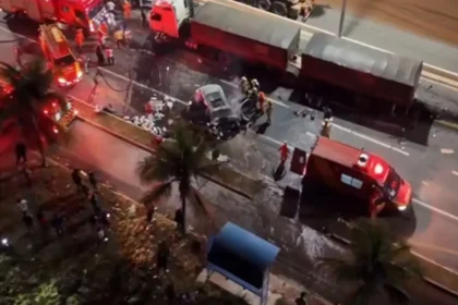 Acidente entre carro e caminhão deixa um morto na GO-020, em Goiânia