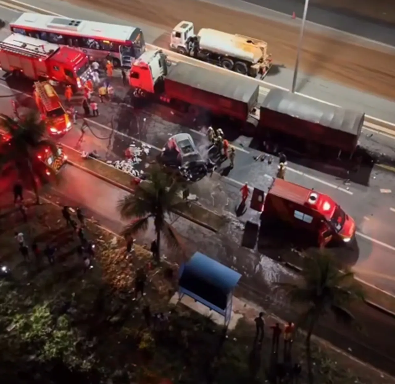 Acidente entre carro e caminhão deixa um morto na GO-020, em Goiânia