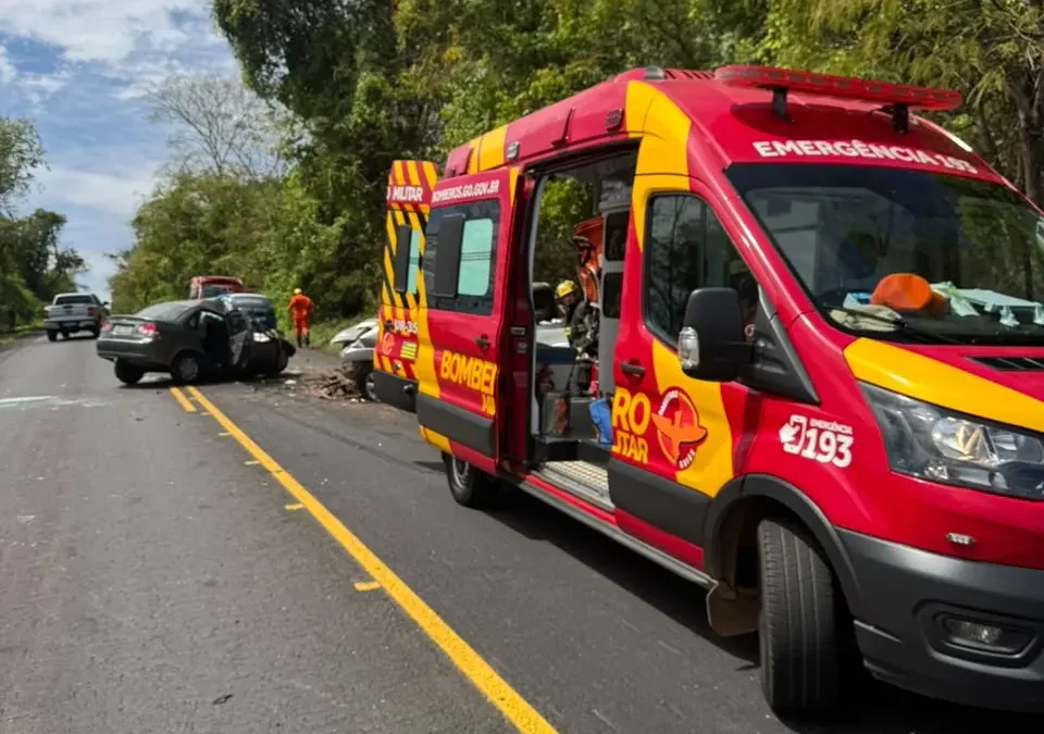Acidente na GO-020 deixa uma pessoa morta e duas feridas em Santa Cruz de Goiás