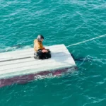 Adolescente sobrevive por 62 horas agarrado a barco virado no Alasca após perder irmão e primo