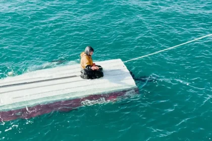 Adolescente sobrevive por 62 horas agarrado a barco virado no Alasca após perder irmão e primo