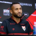 Agora com 13 gols, Gustavo Coutinho revela ambiente do Atlético-GO em arrancada na Série B
