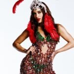 Anitta mostra samba no pé após ser anunciada como Rainha de Bateria