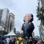 Apoiadores homenageiam André Mendonça em ato feito por Flávio na Paulista