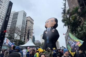 Apoiadores homenageiam André Mendonça em ato feito por Flávio na Paulista