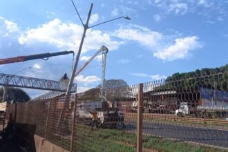 Após alerta do Mais Goiás, postes que ameaçavam cair são substituídos na BR-153 em Itumbiara