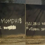 Após eliminação, muro do Parque São Jorge é pichado; torcida crítica Memphis e pede à saida do jogador