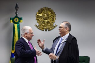 Após fala de Fachin, Dino questiona quem "promete" fim de inquéritos