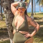 Após perder 112 kg, Thais Carla posa de maiô em Boipeba