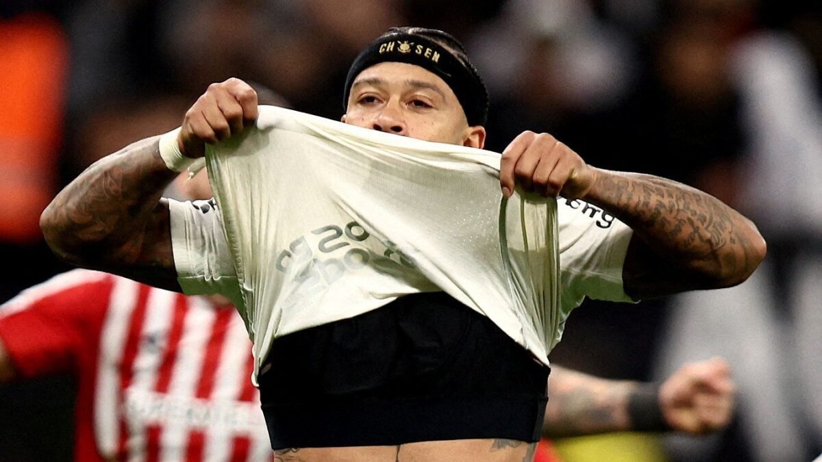 Assista ao pênalti isolado por Memphis Depay em eliminação do Corinthians da Libertadores