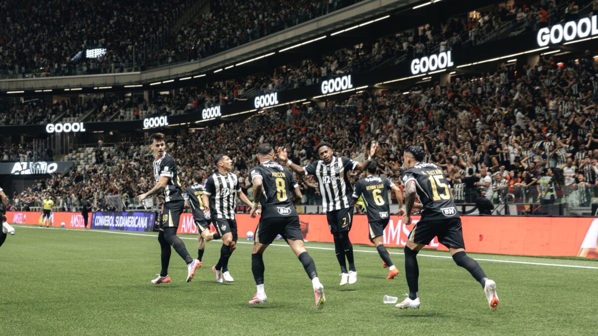 Atlético-MG reverte vantagem, vence o Santos nos pênaltis e vai para a semifinal da Sul-Americana
