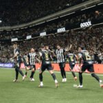 Atlético-MG reverte vantagem, vence o Santos nos pênaltis e vai para a semifinal da Sul-Americana