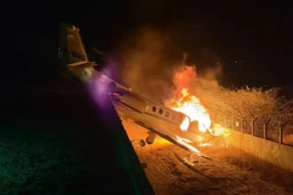 Avião com cantor Rey Vaqueiro sofre acidente durante pouso no RN