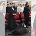 Cão de assistência acompanha advogado autista em colação de grau