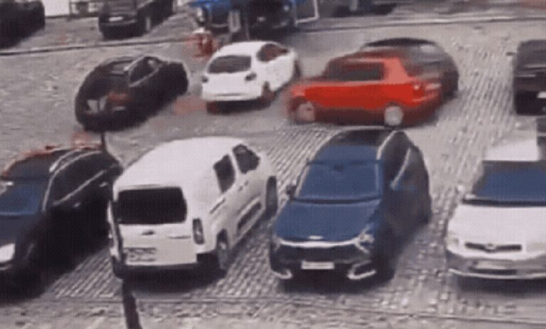 Carro atinge seis veículos após bater em postes durante manobra para estacionar; vídeo
