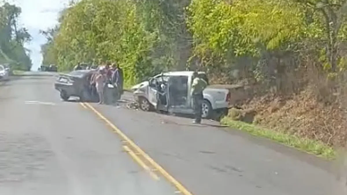 Carro e caminhonete ficam destruídos após colisão frontal na GO-020, perto de Cristianópolis