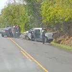 Carro e caminhonete ficam destruídos após colisão frontal na GO-020, perto de Cristianópolis