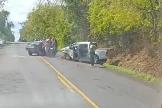 Carro e caminhonete ficam destruídos após colisão frontal na GO-020, perto de Cristianópolis