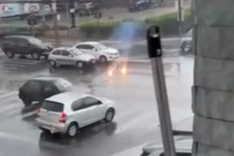 Chuva em Goiânia: após explosão, cabo de energia pega fogo no asfalto da T-7