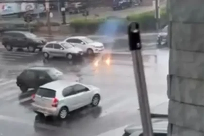 Chuva em Goiânia: após explosão, cabo de energia pega fogo no asfalto da T-7
