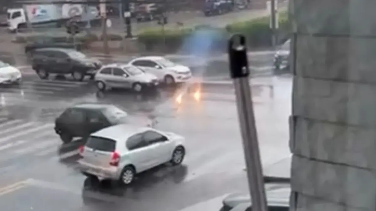 Chuva em Goiânia: após explosão, cabo de energia pega fogo no asfalto da T-7