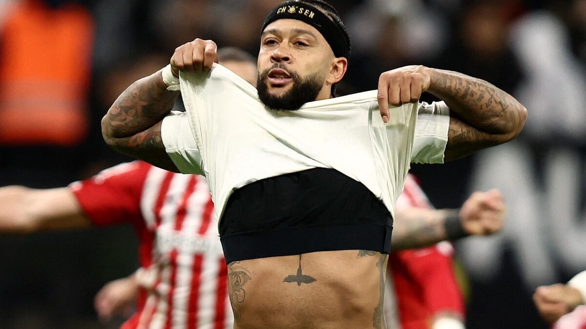 Com eliminação na conta, Memphis errou mais da metade dos pênaltis que cobrou no Corinthians