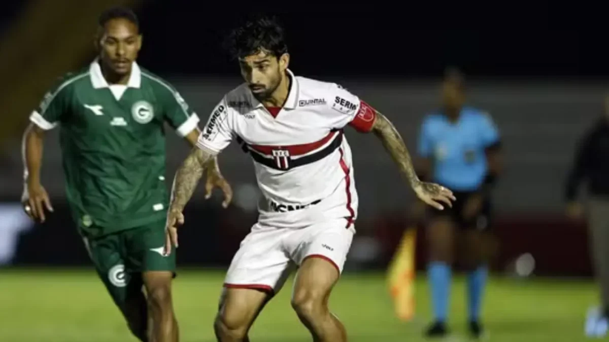 Com falha de Tadeu, Goiás empata com o Botafogo-SP no primeiro tempo