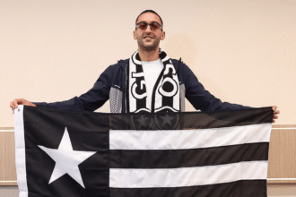 Com festa da torcida, Ziyech desembarca no RJ para assinar com o Botafogo