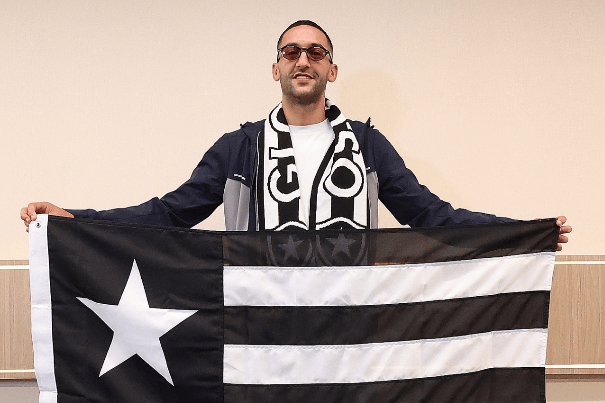 Com festa da torcida, Ziyech desembarca no RJ para assinar com o Botafogo