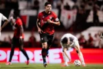Com um a menos, Atlético segura pressão do Ceará, vence e se aproxima do G-6