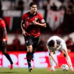 Com um a menos, Atlético segura pressão do Ceará, vence e se aproxima do G-6