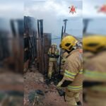 Corpo de Bombeiros combate incêndio em casa de madeira em São Sebastião