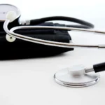 Dois em cada três estudantes de medicina têm sintomas depressivos moderados ou graves, diz estudo