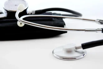 Dois em cada três estudantes de medicina têm sintomas depressivos moderados ou graves, diz estudo