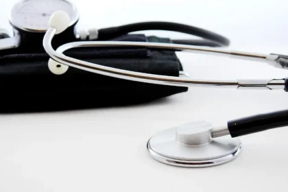 Dois em cada três estudantes de medicina têm sintomas depressivos moderados ou graves, diz estudo