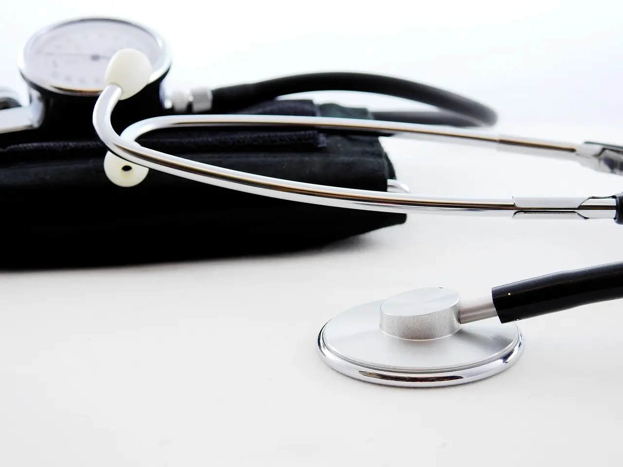 Dois em cada três estudantes de medicina têm sintomas depressivos moderados ou graves, diz estudo