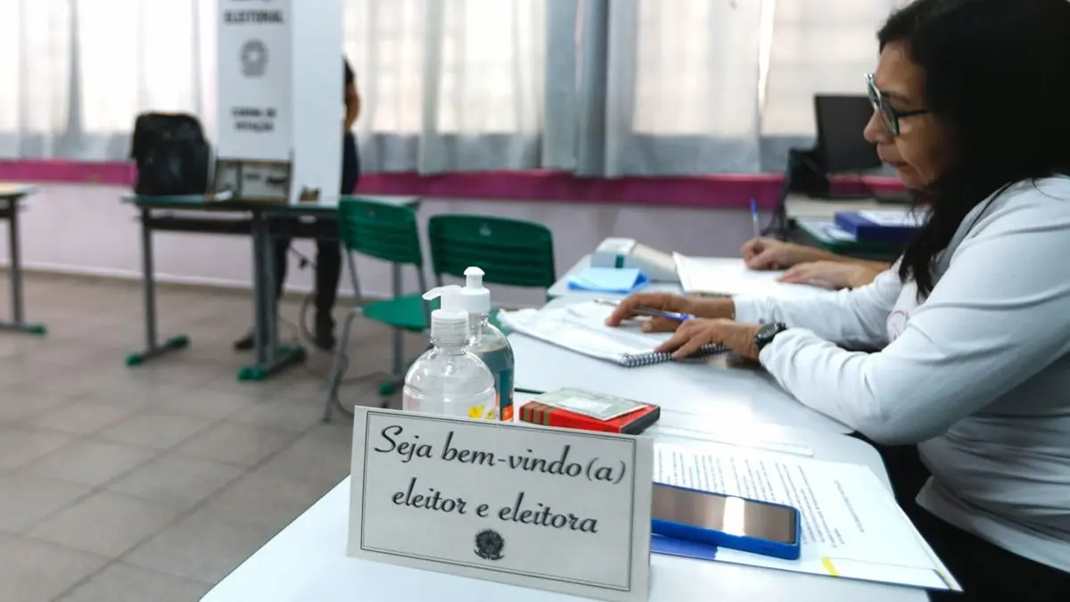 Eleições 2026: saiba quais são as funções, benefícios e como se voluntariar para ser mesário