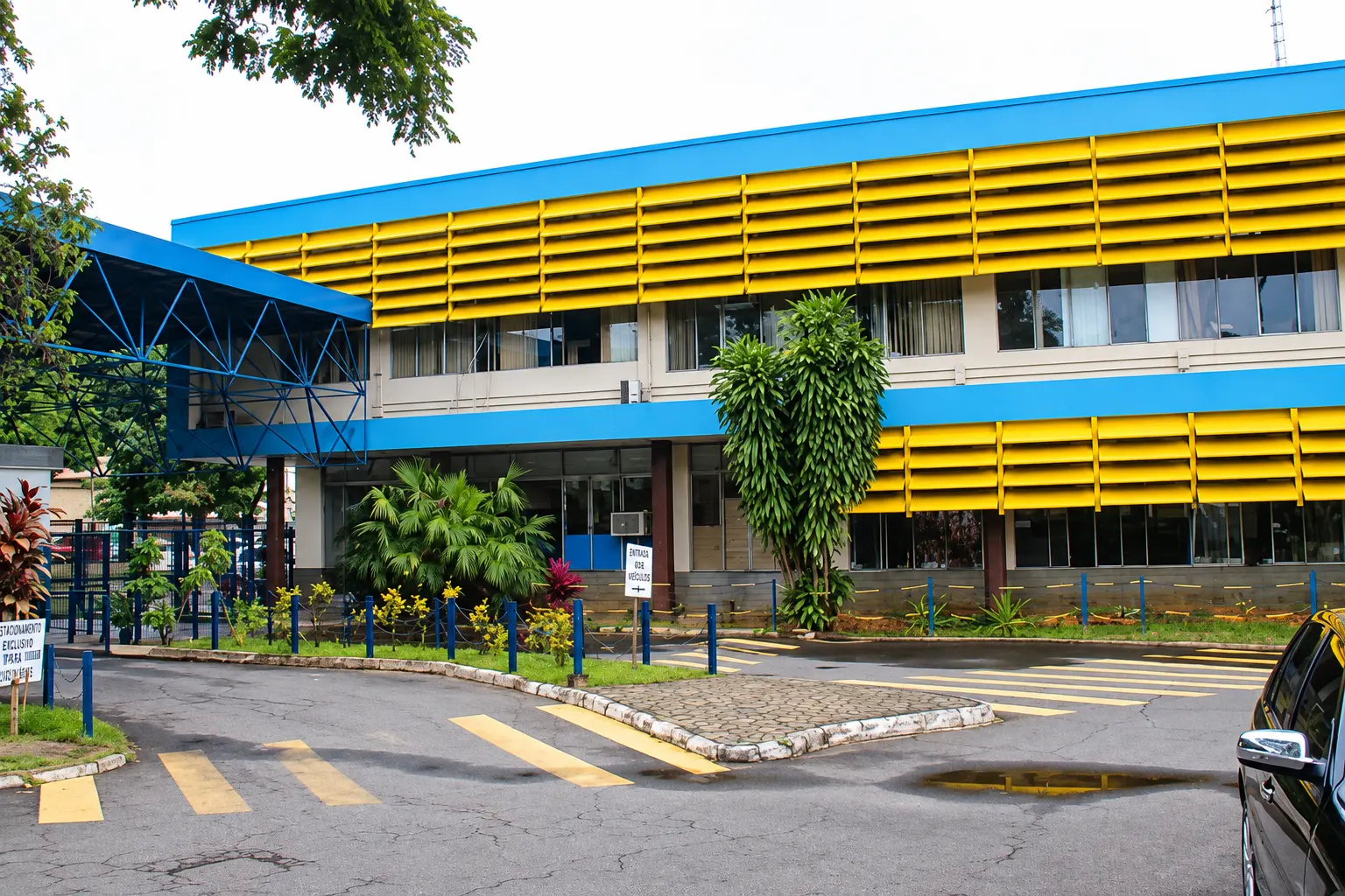 Era para ser um shopping: terreno que abrigava joia da arquitetura modernista segue abandonado em Goiânia