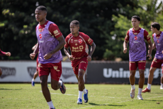 Escalação do Vila: Guto Ferreira tem retornos, mas perde zagueiro para o clássico