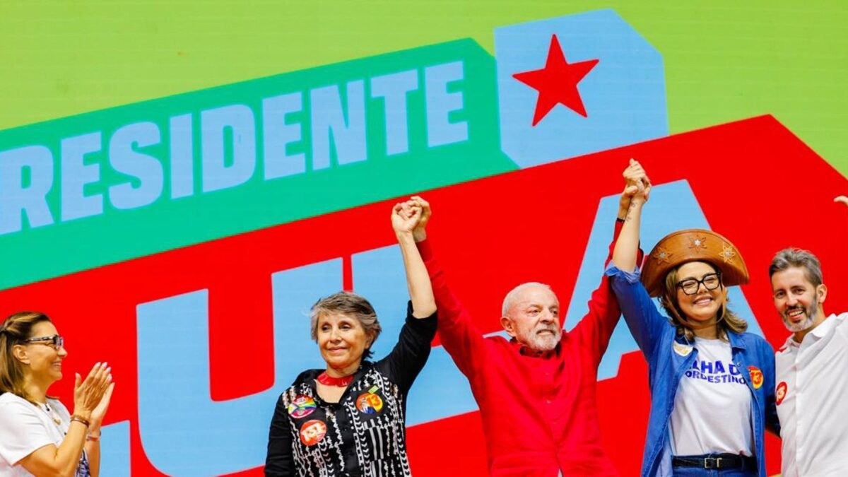 “Esse país não comporta político vira-lata”, diz Lula sobre postura de Eduardo com os EUA