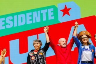 “Esse país não comporta político vira-lata”, diz Lula sobre postura de Eduardo com os EUA