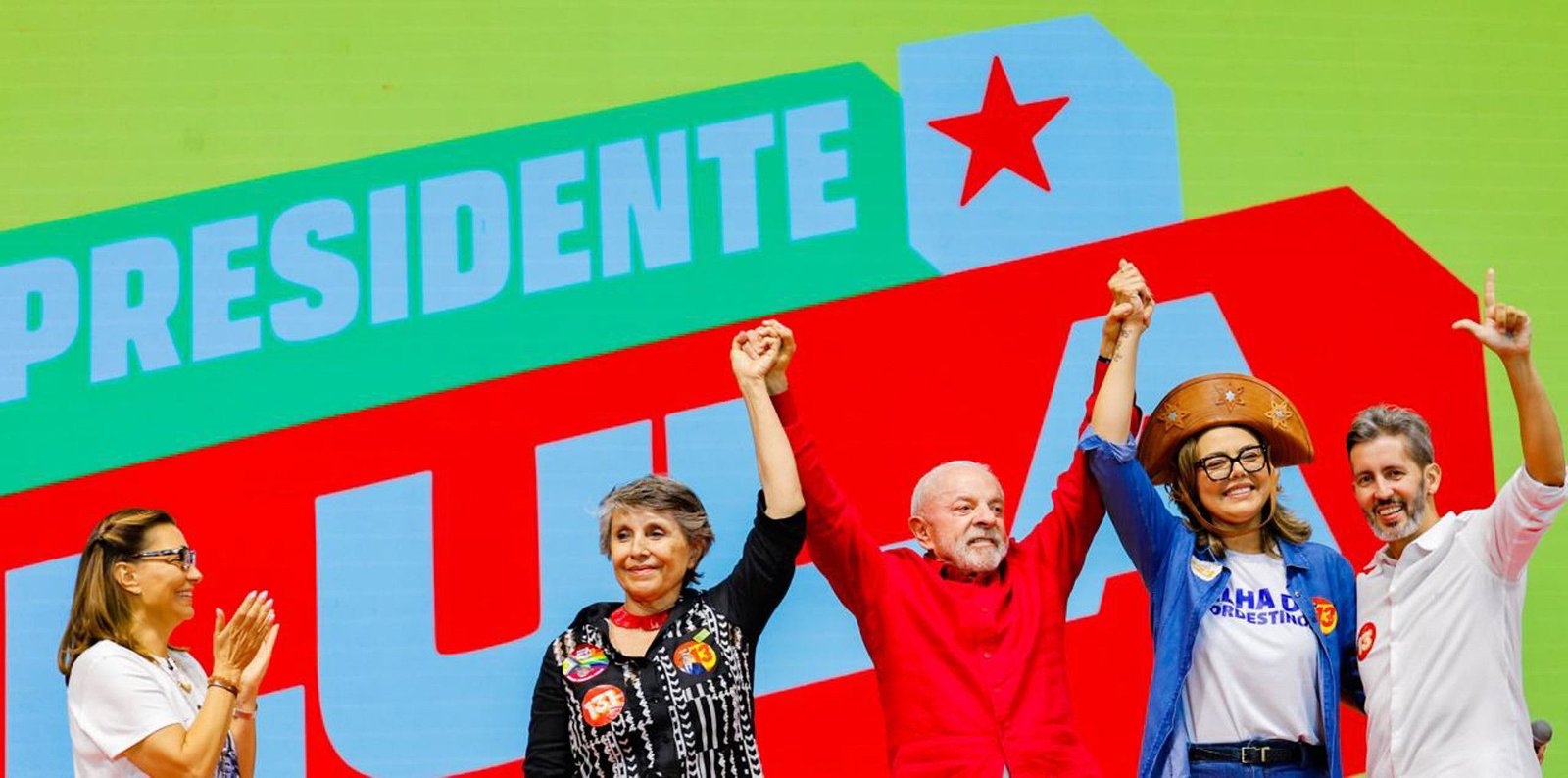 “Esse país não comporta político vira-lata”, diz Lula sobre postura de Eduardo com os EUA