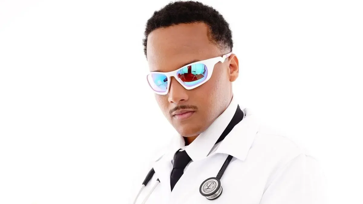 Estudante de medicina denuncia racismo após publicar foto com livro do Racionais MC’s