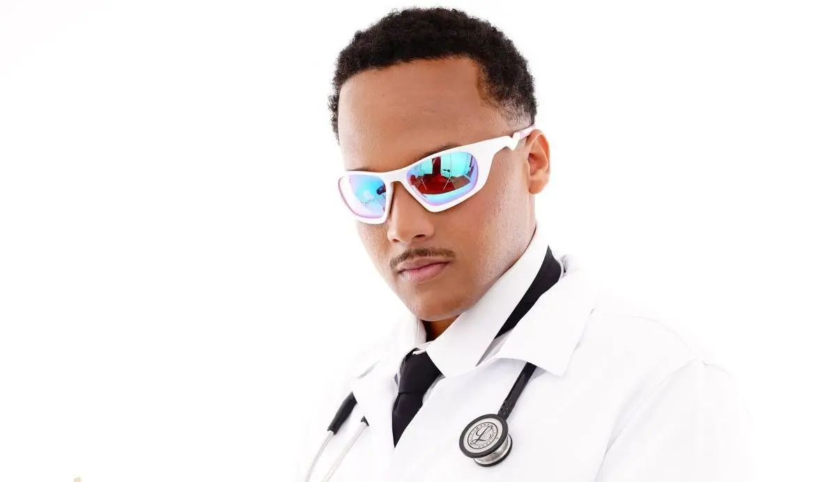 Estudante de medicina denuncia racismo após publicar foto com livro do Racionais MC’s