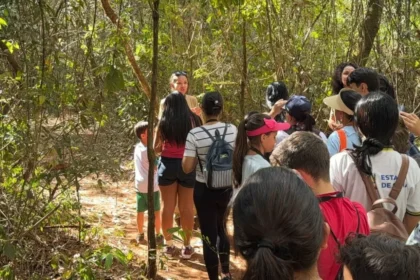 Estudantes autistas fazem trilha e aprendem sobre animais do Cerrado em parque estadual de Goiás