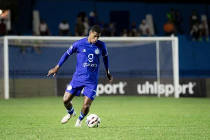 Ex-lateral do Goiatuba, Renan Silva, celebra acesso da equipe para Série C