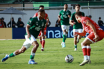 Expulsão, gol nos minutos finais e vitória esmeraldina. Relembre o duelo entre Vila Nova e Goiás no primeiro turno