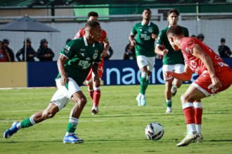 Expulsão, gol nos minutos finais e vitória esmeraldina. Relembre o duelo entre Vila Nova e Goiás no primeiro turno